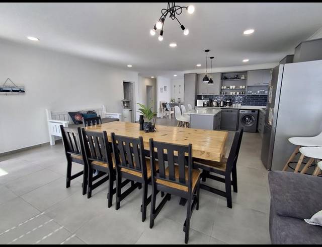 4 BEDROOM HOUSE FOR SALE IN SANDY POINT